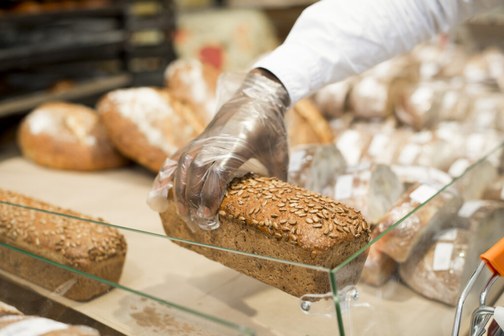 Como os alimentos devem ser manipulados de maneira correta, de acordo com as boas práticas na padaria
